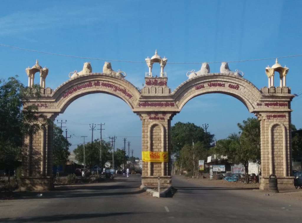 Book taxi from Rajkot to Lathi